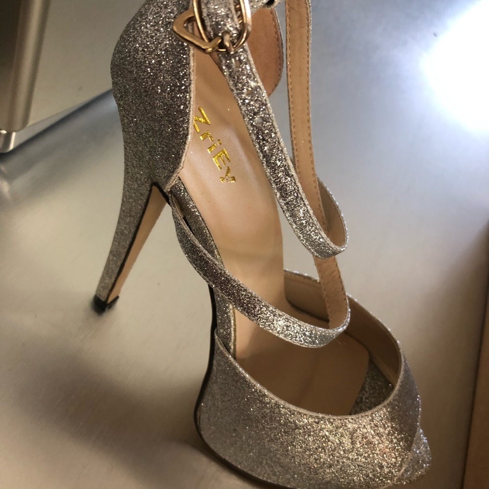 ZriEy Ladies Heels - Size 38 (8) - like new